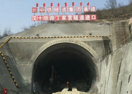 挖掘机助力汉十铁路3标全力开工